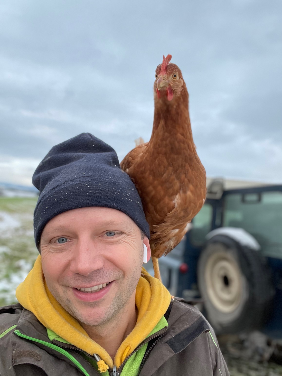 Philipp mit einer Frieda auf der Schulter